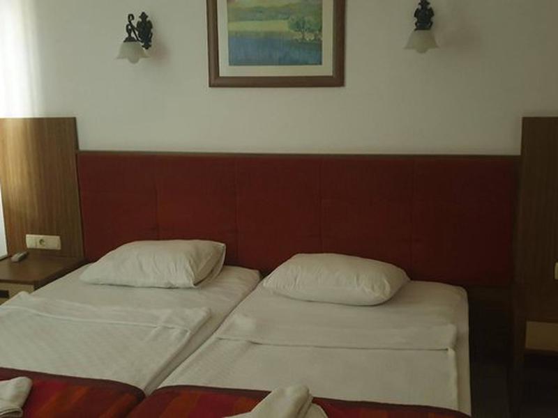 78F9C0EC33E5ADDE57C2AC8C2C2A003E