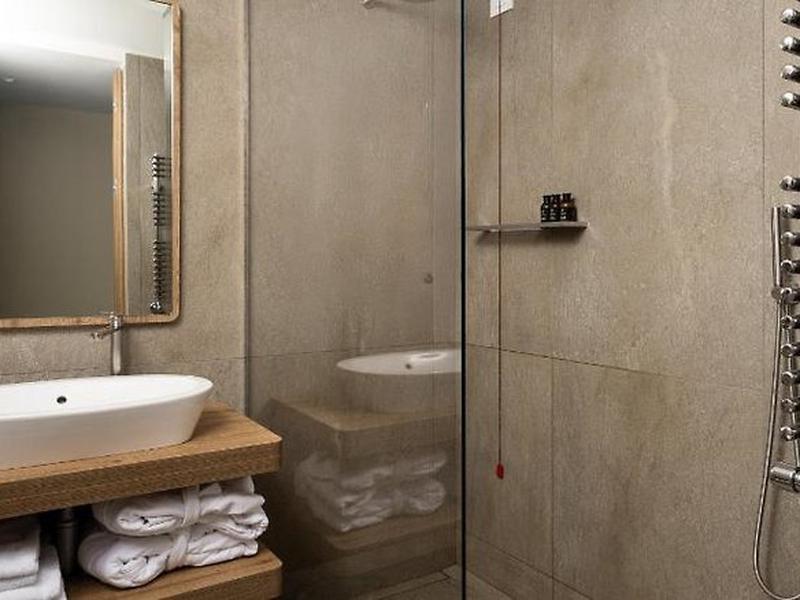 4DB180DB00E6FE93FAC30CCE2D8A18B5