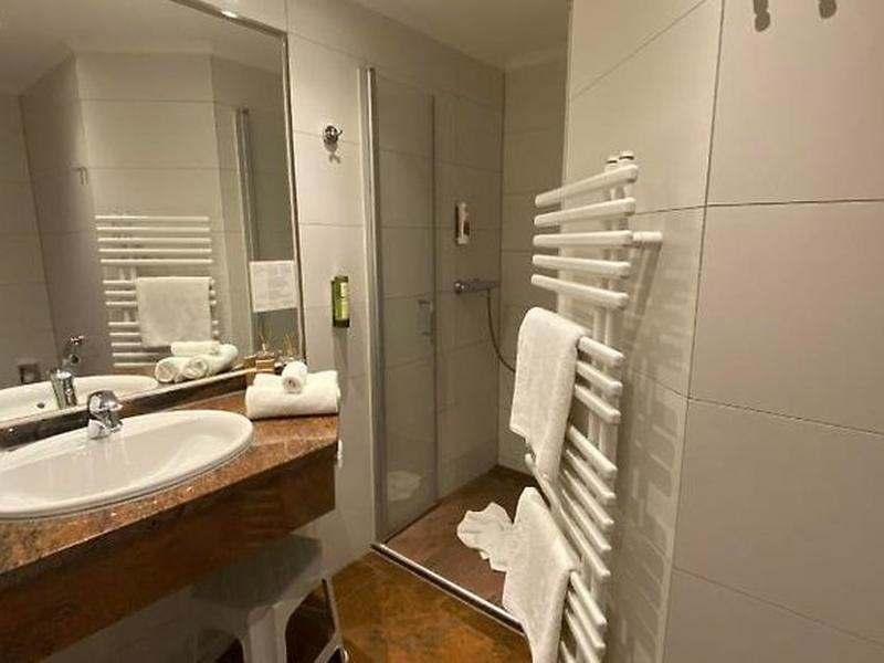 F2111A84A90E80015D01F83738B05717