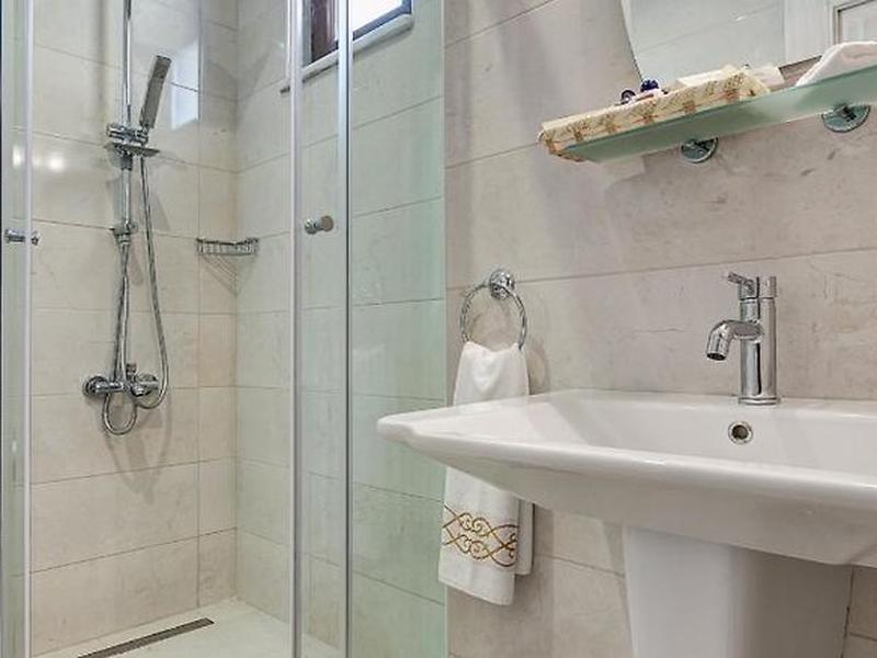 AAFC25FDF48557860461444B1A0DE8E2