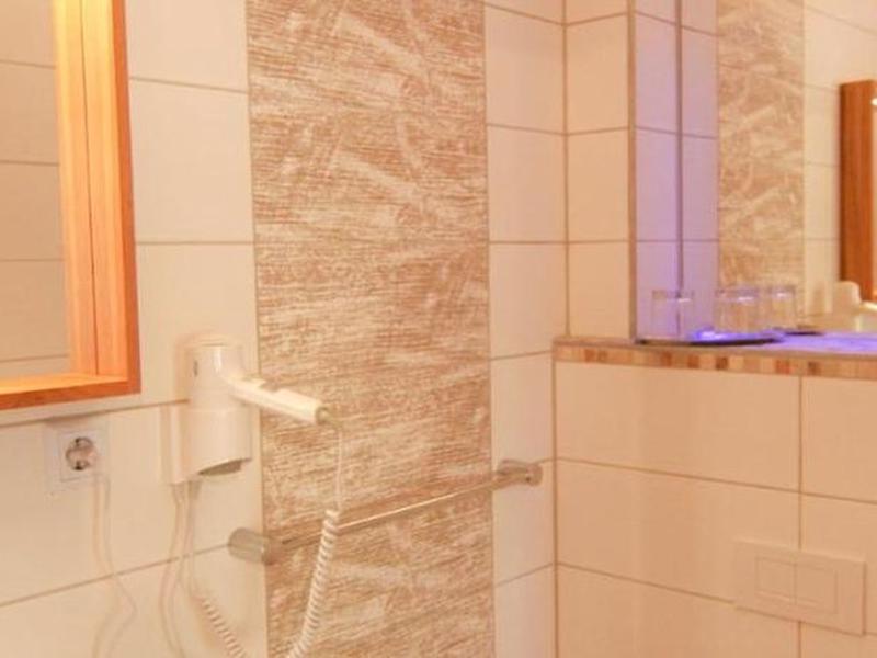 0EDF81A83439DB0C0C2D6E2252E1C16B