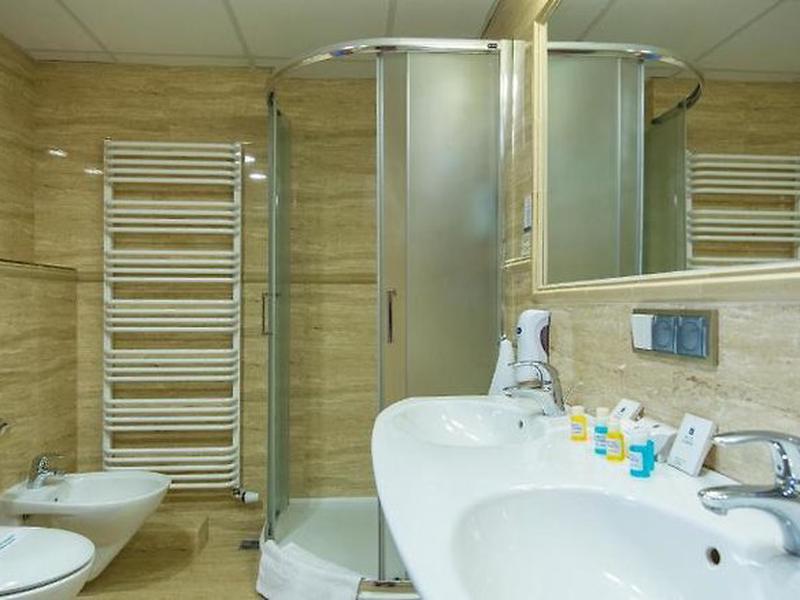 22600E0A68C1ED46F9F20E85B5573F4D