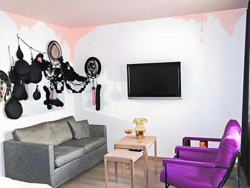 652179719CE1DBAF8E02AADDF7635D75