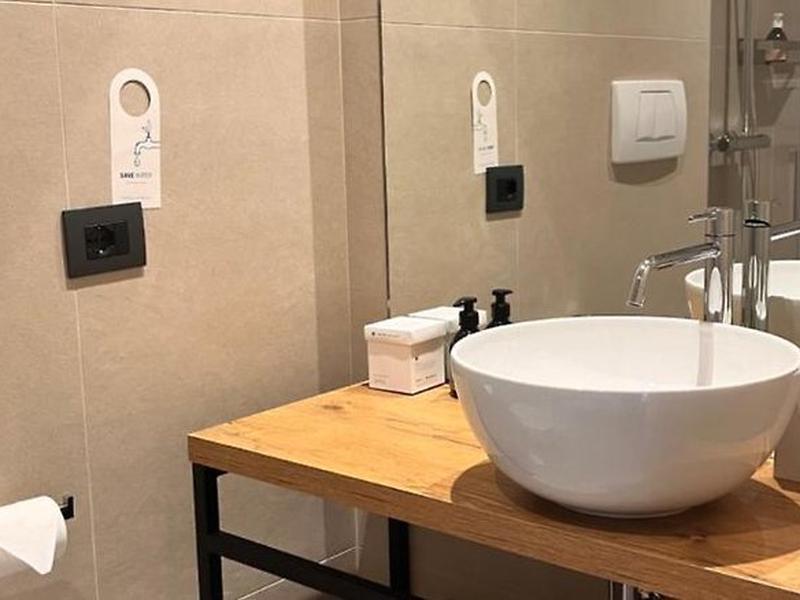 55522DEB326D6A0F897473E95674534C