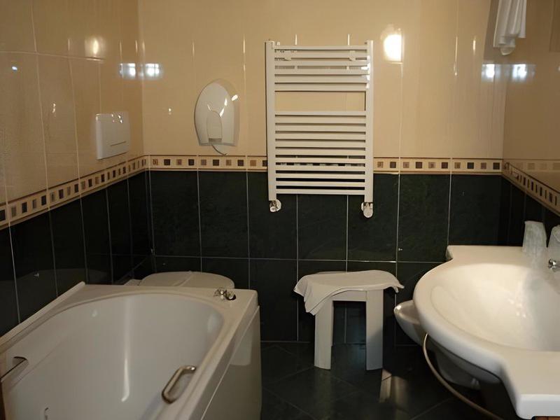 FBA824B058451DE50A9CD27F767B1563