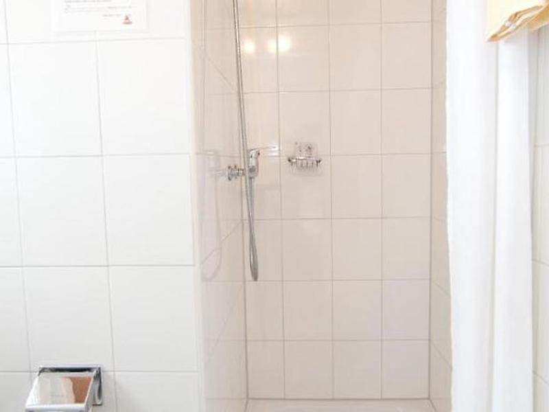 68839ED5A0C220478978B24E8512403B