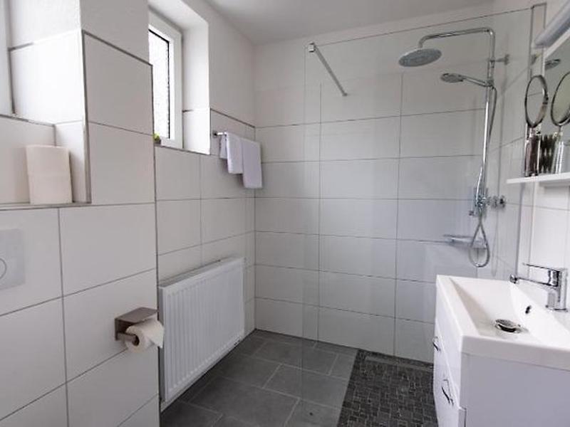 B611C8B6AE76B68D774AE2DF4C18856A