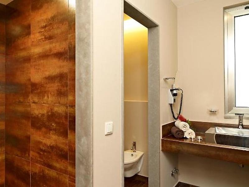 FF1A9CB8ED2447E4ED64E9DE47979FDF