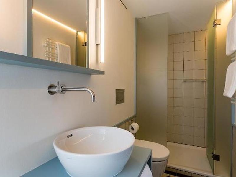 395C0F890FC62FE8C8AA47A124667560