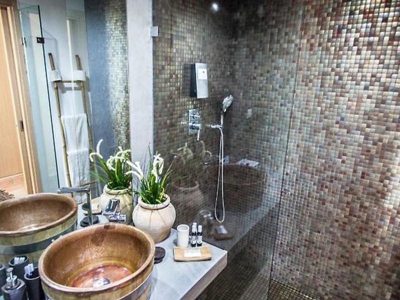 AFDB4C0F6F64726FBC163E3344174EEB