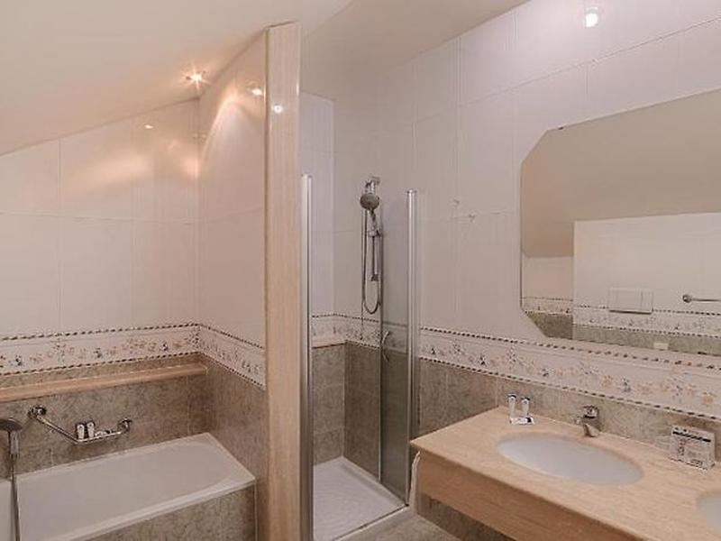 04630EFE6EEE3A27137240D19FF7548D