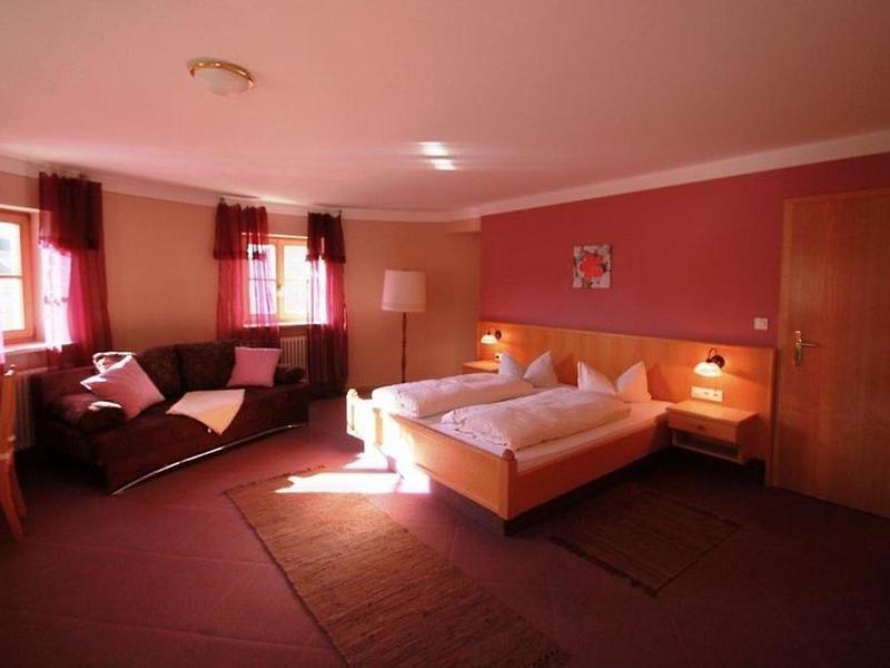 9CDA039025940794DD3C70FC7B81A984