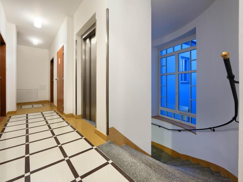 8B55D22264773F8057AF0D3B7FAE3DBB