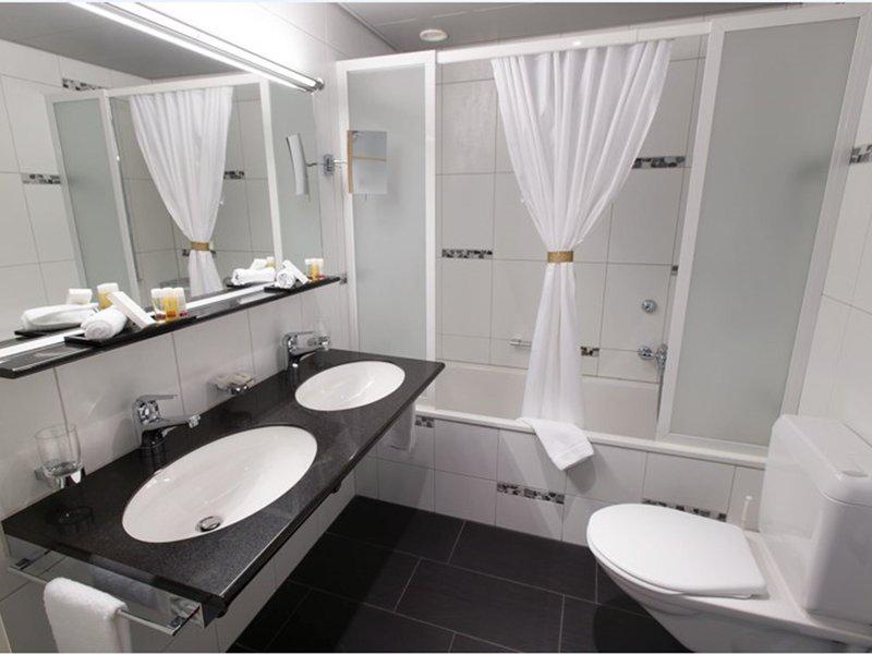 D826824DD7CA1AC21D3AE98A5ACEF29A