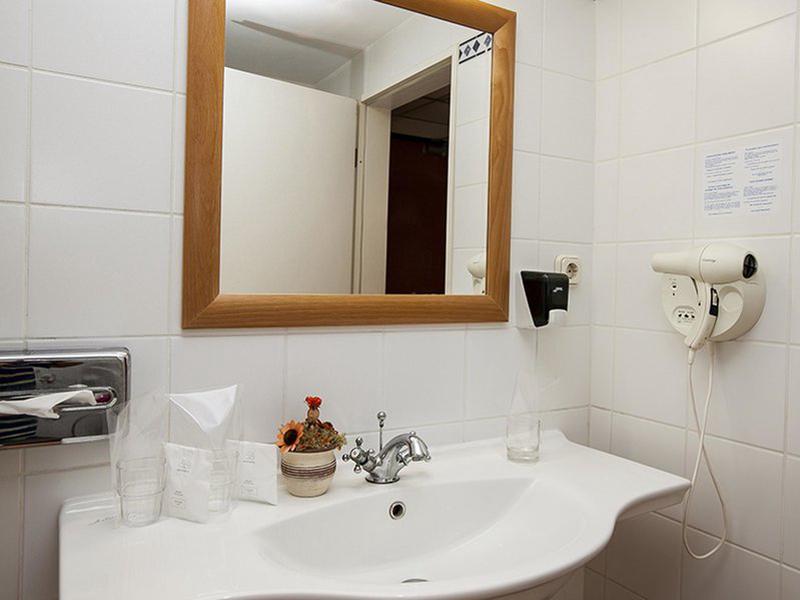 69CB33EC2A41B14D54E4A7EA1714E787