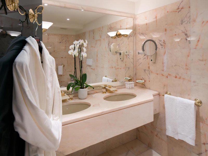 AB3869A82E2A4AD0FA486F8F57070B26