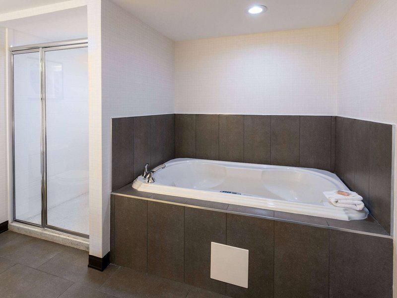 FB860E9116B55C5435BEEEAB6AB53664