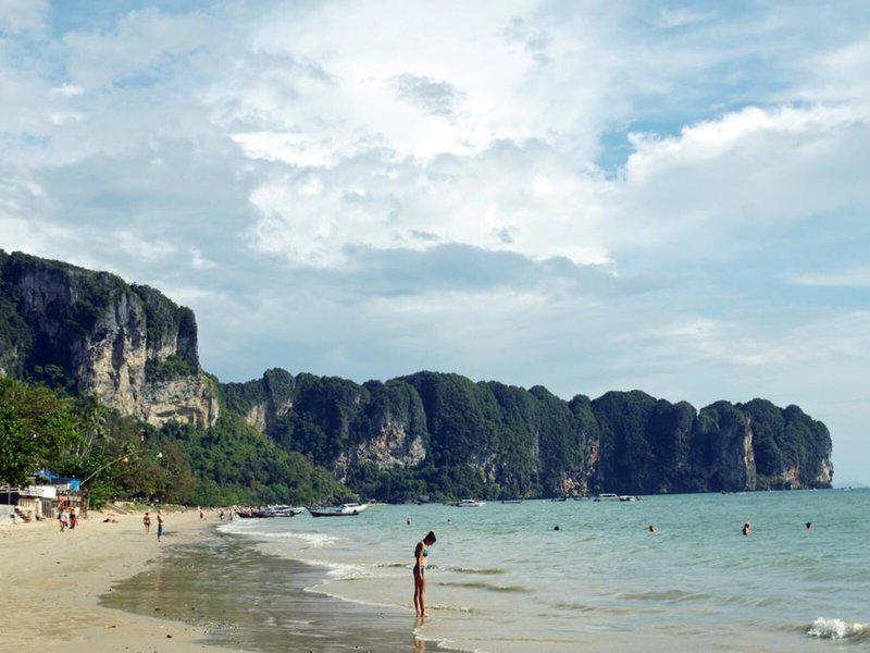 9903B15985269E6E42EA578B5417585D