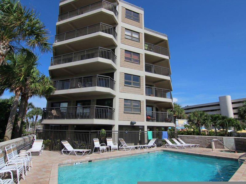 D6D8AAE8051D1A2D2BB38E99C23DEB57