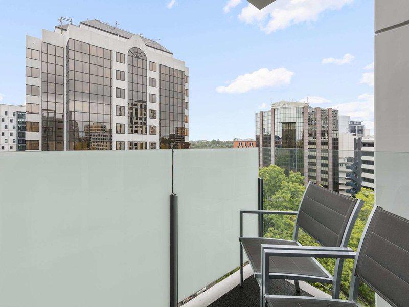 98EE065F15842482CF15BEF6825B6FA2