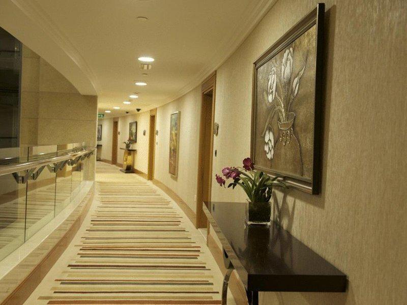 A13E9F958B40AF2948D5EE859815AD73