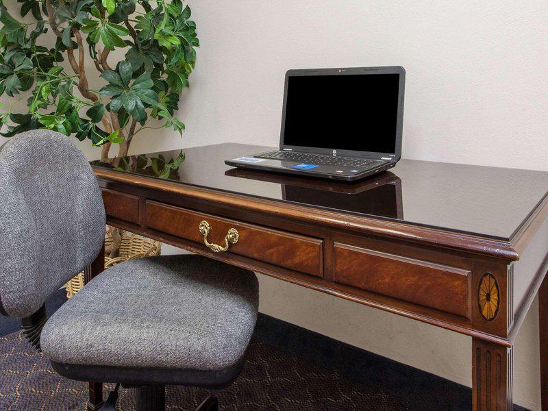 053015639A31E33446950656E161DB29