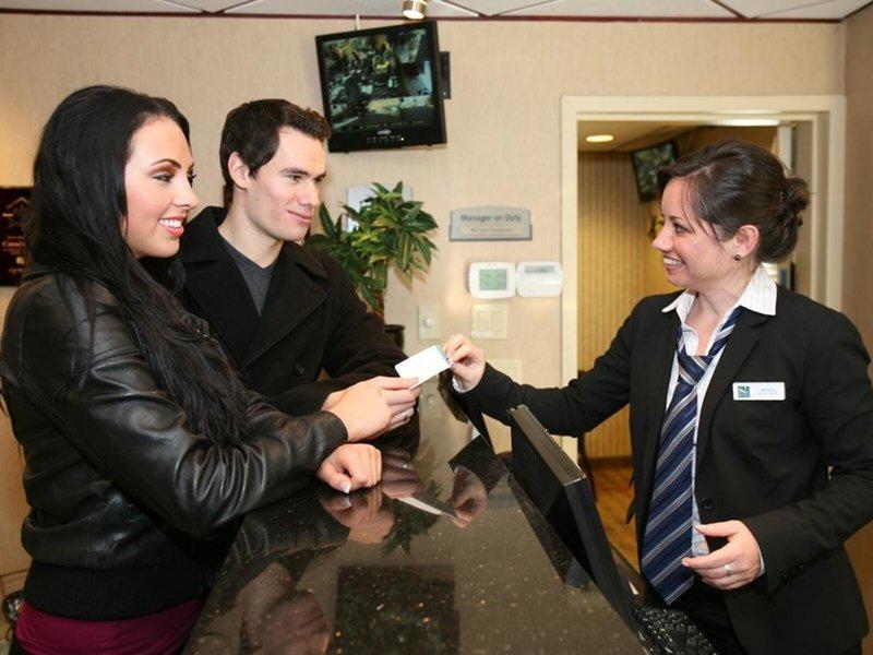 D82FC089B2B0F5AA7C3ABFC7053D60C1