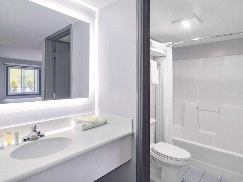 F232952F1924A0A84E7DE233E7B59EAC