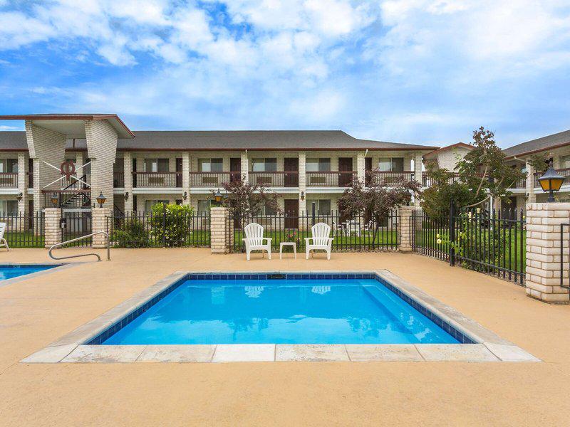 83B02F25367727472F8D97036FCD3AC8