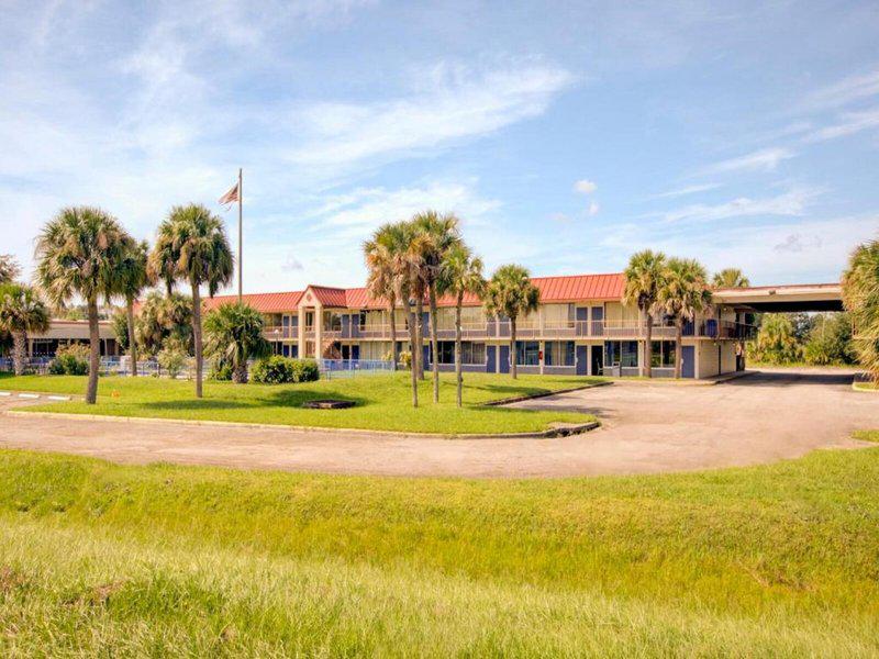 82C3EBE59E3F50B40B4DACA6D59A742B