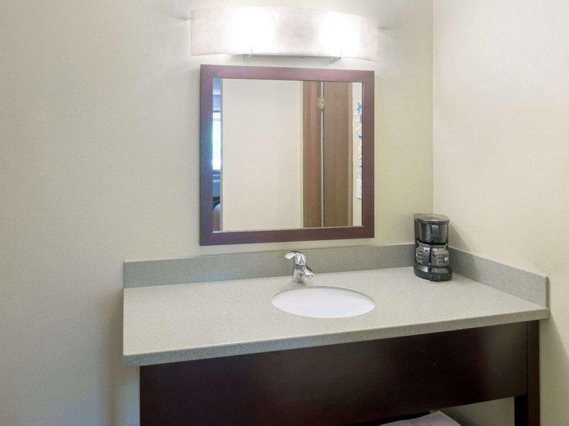 B78329B7DD241F4F9FA87F3DB25A01BA