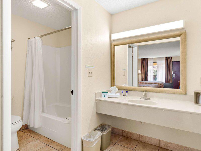 8570008AAA8E4AA822D9CDD546968C2C