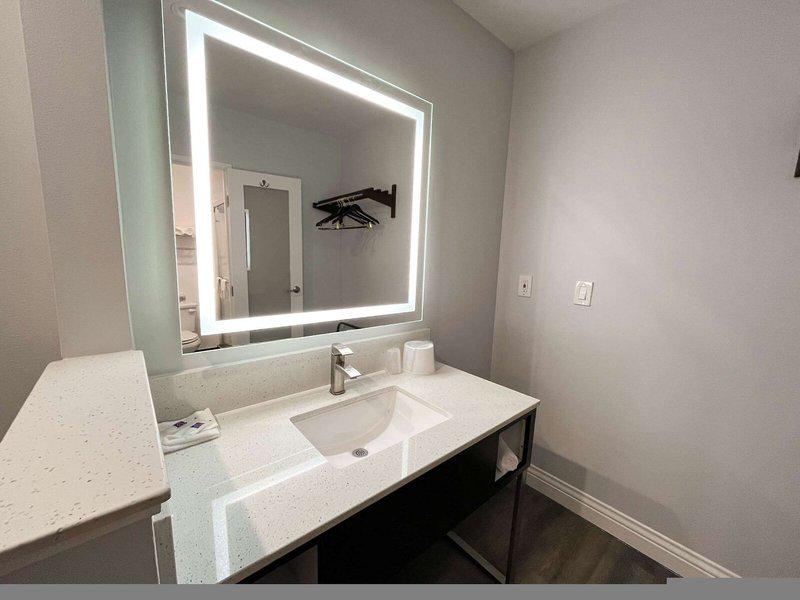 A91DE74D8D23079953E04509E26834F6