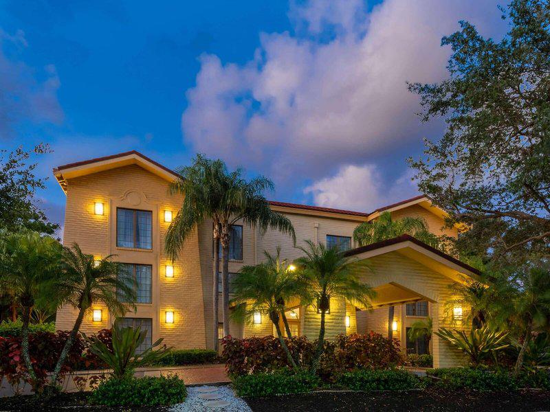 046AE192247F3B99C9CA465843D93401