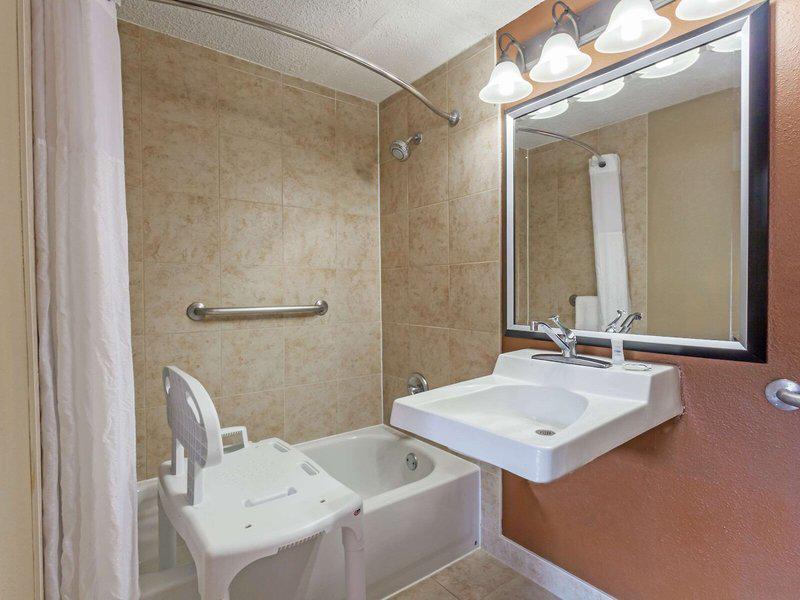 BA8B32C6B8D1465ADF027AA24D47664F