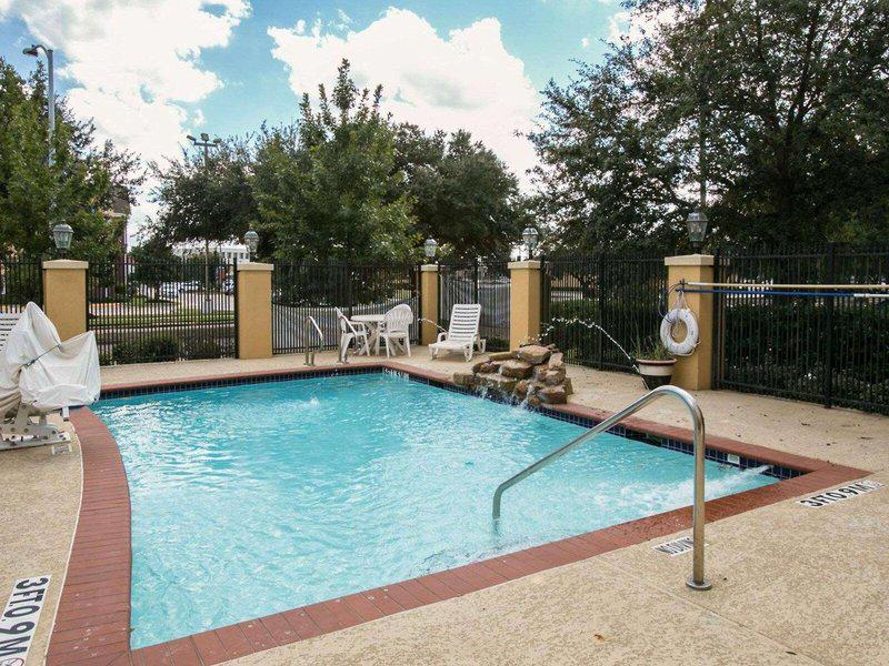 B16EE5652AA198411D72CE856CE73A18