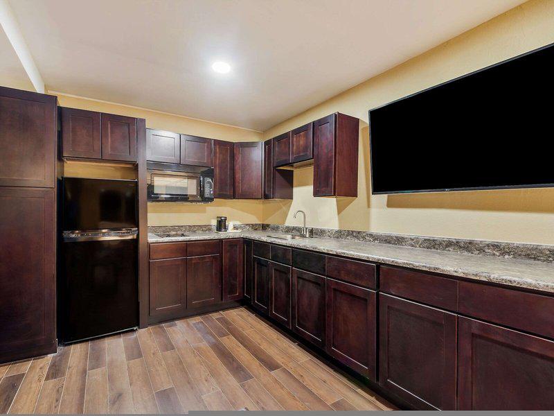 73A3303BAEBBE8C5C6256AAEA8160EDF