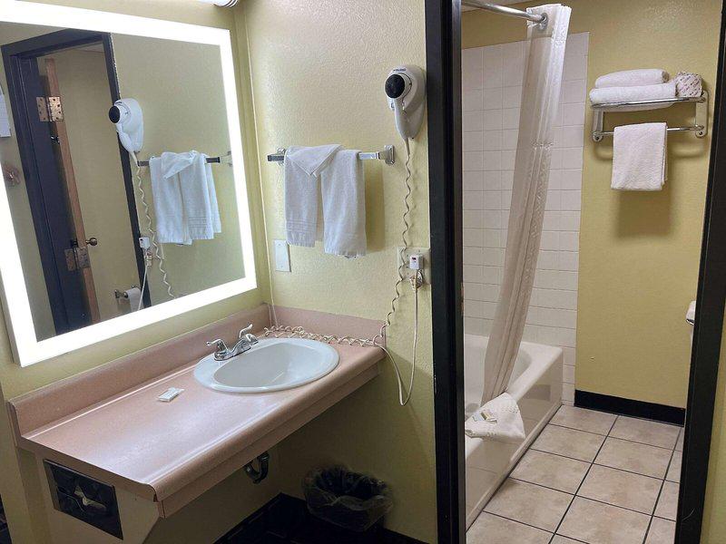 CEC3D956657F9142A1E2B4BCCEC1AC81