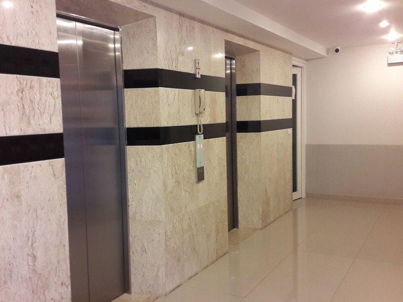 A6169AC2D00459F1F17E357C2E69EBED