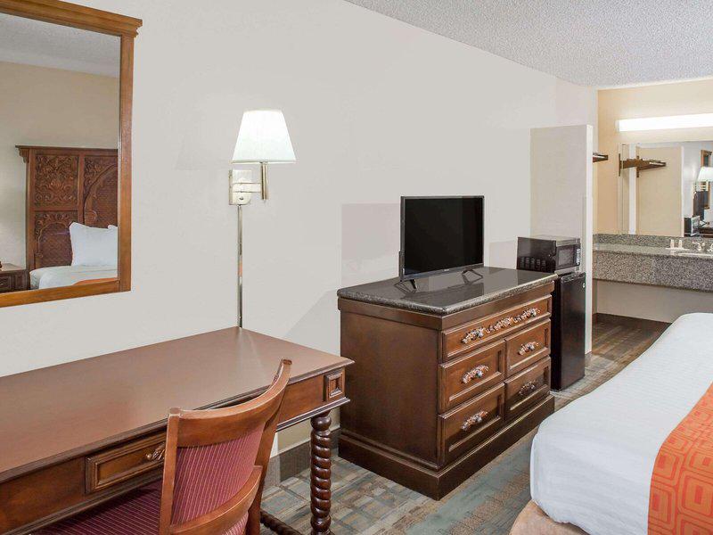 E70A94B65A5FE5D79CDB87F70D3A9E01