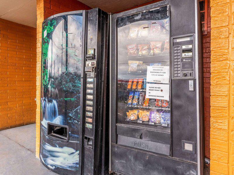 EA4E00DBC046707B752C2FDA4C135B46