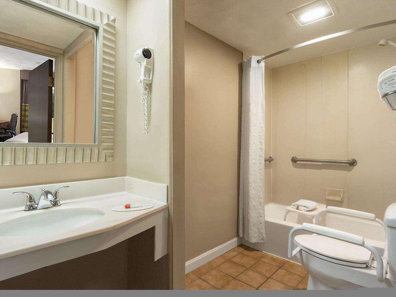 C7B335F67D9056BF1BD03BA568F600F7