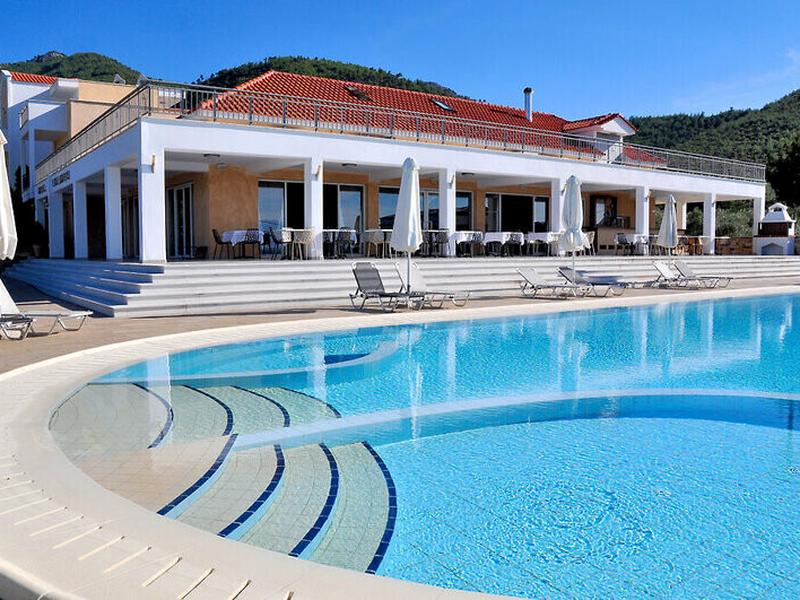 95D5C093258A5E11E79D2DF12B61E946