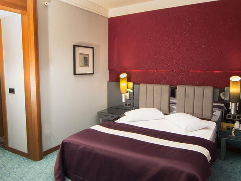 27B2CB56E890653C5DB8BD924F30D89D