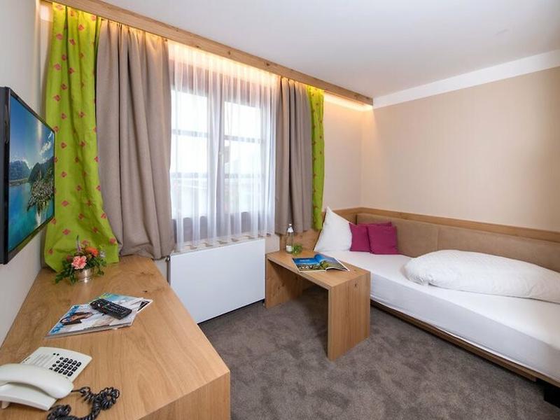 52CCE2B600E60BF526317F9E6FEB073A