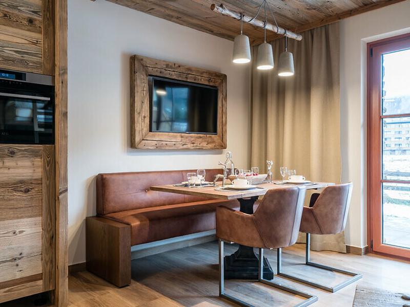 EEDA0DB189CA54634C8B68E98AC72177