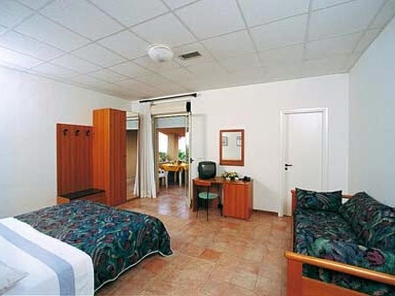 73F9219D37E590A2F2130E6B5AFA9A15