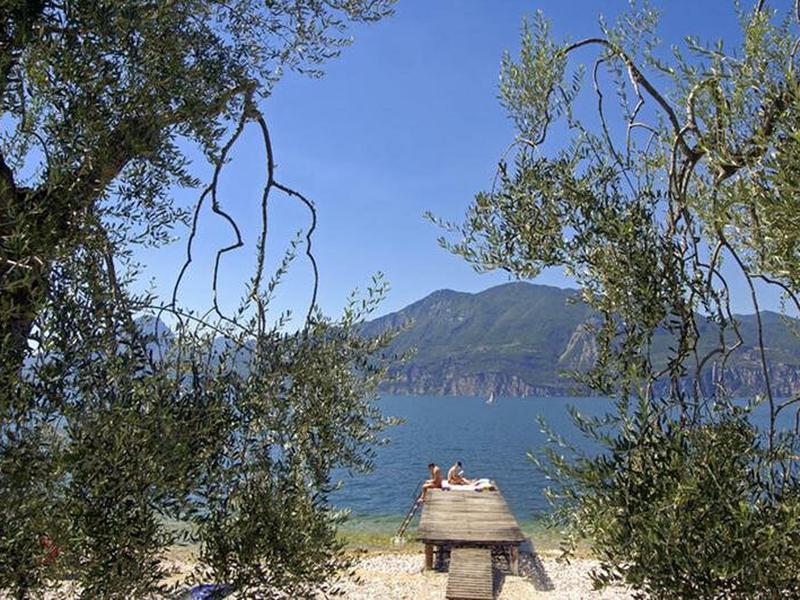 240F811E5A6C18F5BFE180592AEDB3C4