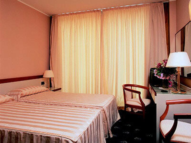 6C775665FC001FD28939D045E99BD99A