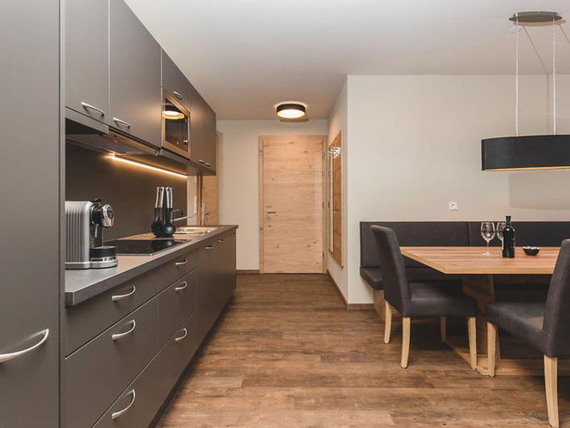 AEFA0A5F06A6A7B8928D9B4D4E3A309B